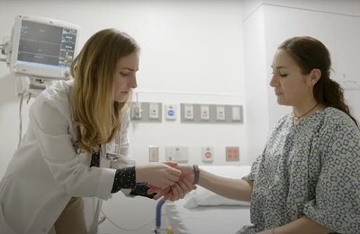 Кодирование Аквилонг в Рудне Врач держит пациентку за руку