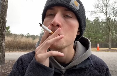 Лечение зависимости от табакокурения в Рудне Мужчина с сигаретой делает затяжку